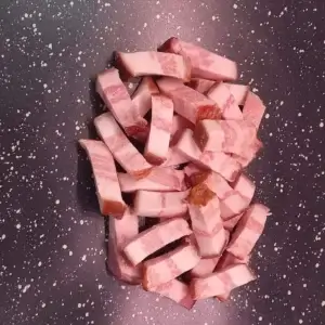 Vers vlees, kip, rund, varken, worst en beleg — zorgvuldig geselecteerd en rechtstreeks geleverd in Suriname via Wang Famirie, dé makkelijkste manier om pakketten met smaak en zorg te versturen.