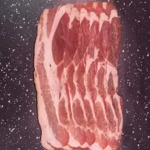 Vers vlees, kip, rund, varken, worst en beleg — zorgvuldig geselecteerd en rechtstreeks geleverd in Suriname via Wang Famirie, dé makkelijkste manier om pakketten met smaak en zorg te versturen.