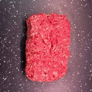 Verstuur eenvoudig een doos vol vlees, kip, worst en beleg naar Suriname. Geen wachttijd of hoge luchtvrachtkosten — Wang Famirie levert alles direct aan huis in Paramaribo en omgeving.