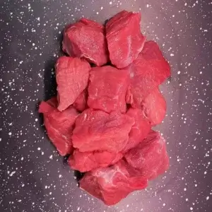 Verstuur eenvoudig een doos vol vlees, kip, worst en beleg naar Suriname. Geen wachttijd of hoge luchtvrachtkosten — Wang Famirie levert alles direct aan huis in Paramaribo en omgeving.