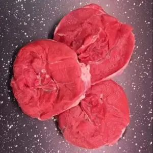 Verstuur eenvoudig een doos vol vlees, kip, worst en beleg naar Suriname. Geen wachttijd of hoge luchtvrachtkosten — Wang Famirie levert alles direct aan huis in Paramaribo en omgeving.