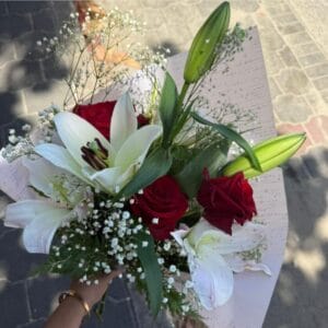 Lelies & Rozen Boeket – Liefde & Elegantie Gecombineerd