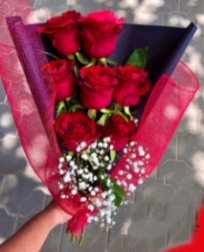 7 Rozen met Witte Bloemetjes – Zacht, Elegant & Vol Betekenis